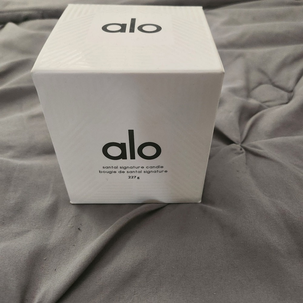 Alo Yoga Santal Signature Candle 8oz 227g Wood Wick Sandalwood Amber NEW NO BOX
